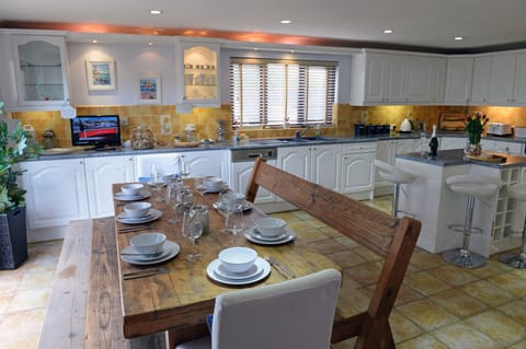 Large cottage, WiFi, parking