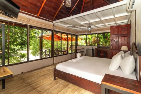 Standard Room | 1 bedroom, hypo-allergenic bedding available, pillowtop beds, minibar