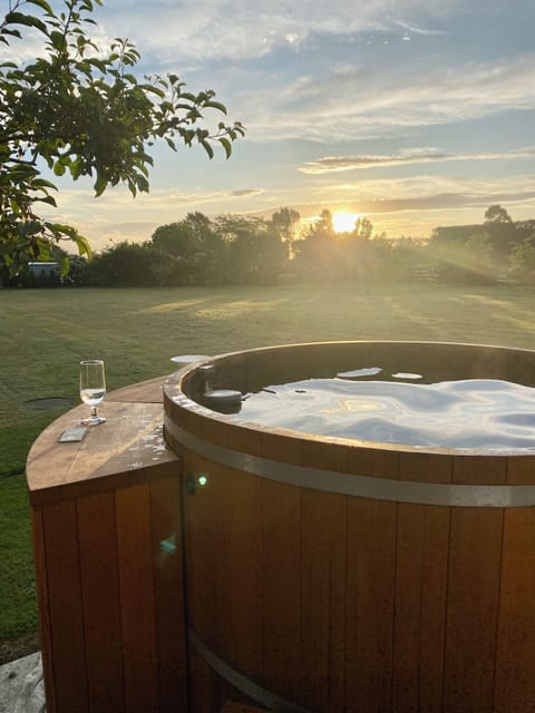Deep soaking bathtub