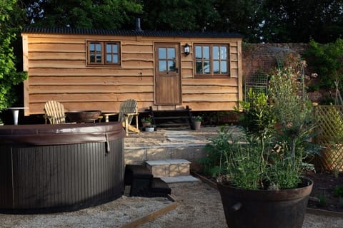 Luxury Shepherds hut with hot tub and garden