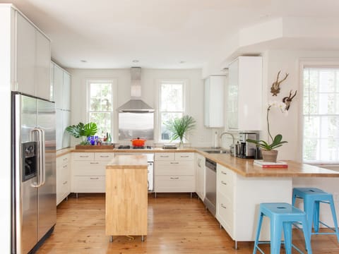 Spacious and fully equipped kitchen with Le Creuset cookware 