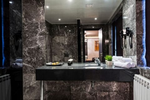 Double Room | Bathroom | Shower, free toiletries, bathrobes, slippers