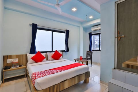 Deluxe Double Room, City View | 1 bedroom, in-room safe, desk, rollaway beds