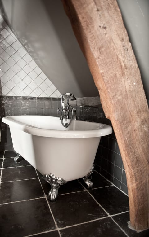 Deluxe Double Room | Deep soaking bathtub