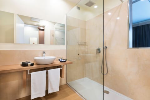 Deluxe Room, Terrace, Lake View | Bathroom | Free toiletries, hair dryer, bidet, towels