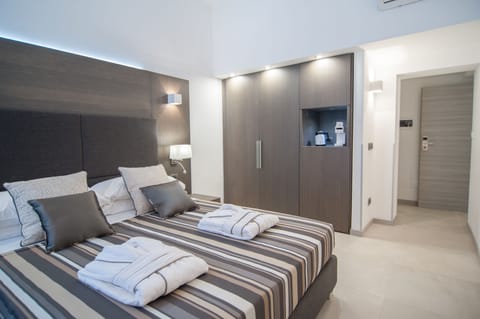Double Room (1) | Memory foam beds, in-room safe, desk, laptop workspace