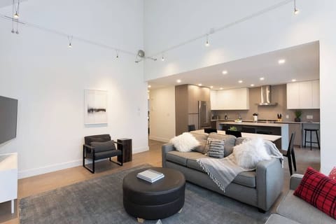 - Airy open-plan design connecting living, dining, and kitchen areas  
- Bright and welcoming with contemporary mountain-inspired decor  
- Perfect for group getaways combining comfort, warmth, and views