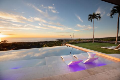 Relax in the infinity pool and spa while the Pacific unfolds across Kailua Bay—sunsets never looked so good.
