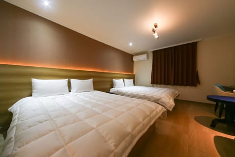 Premium Twin Room | Premium bedding, down comforters, desk, soundproofing