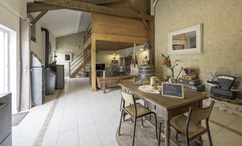 Deluxe Room | Soundproofing, free cribs/infant beds, free WiFi, bed sheets