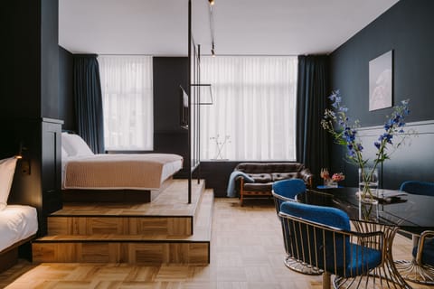 Hypo-allergenic bedding, minibar, in-room safe, blackout drapes