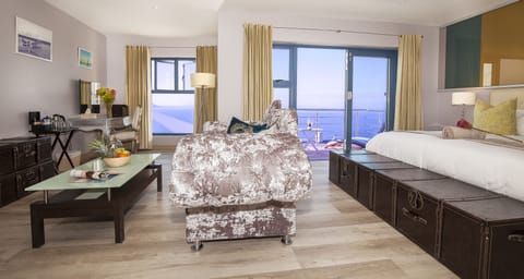 Premier Room, 1 King Bed | Premium bedding, in-room safe, desk, laptop workspace