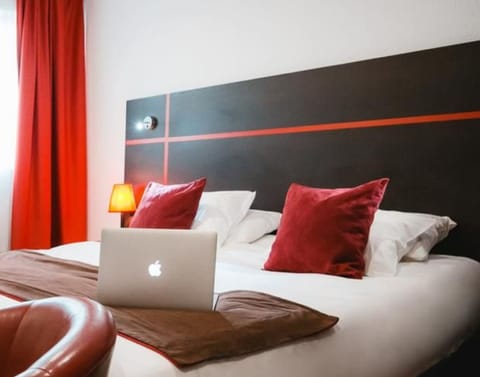 Premium bedding, in-room safe, desk, blackout drapes