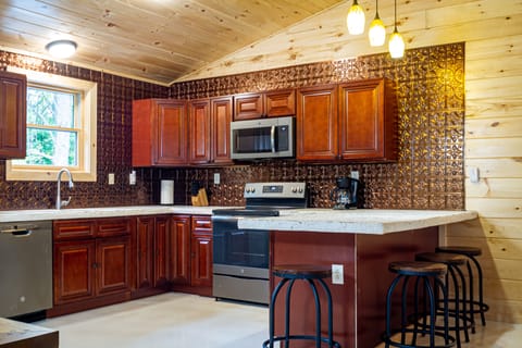 Modern kitchen with all appliances, breakfast bar, lots of cabinet space