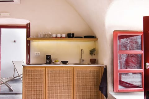 Fully equipped kitchenette