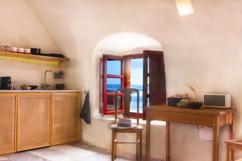 Fully equipped kitchenette 