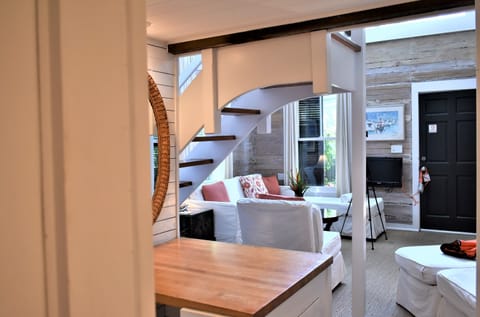 Queen with Pool View | Minibar, in-room safe, individually decorated, individually furnished