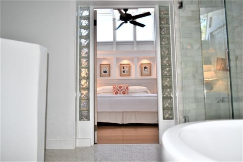 Deluxe King Suite A | Bathroom | Free toiletries, hair dryer, towels