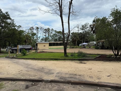 Spacious glamping at its finest! Beautiful half acre with 2 full 50 amp hook ups