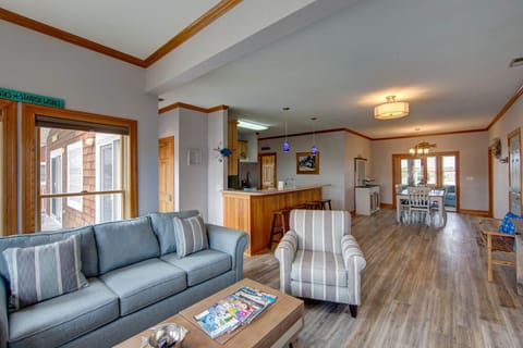 Livingroom looking to diningroom