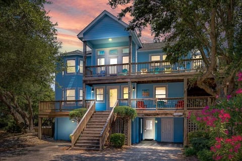 Front Exterior of Lazy Dayz