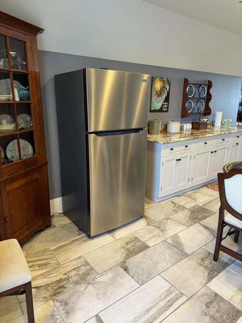 Kitchen full refrigerator/freezer