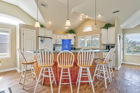 Top-Level Kitchen with Bar (seats 6)