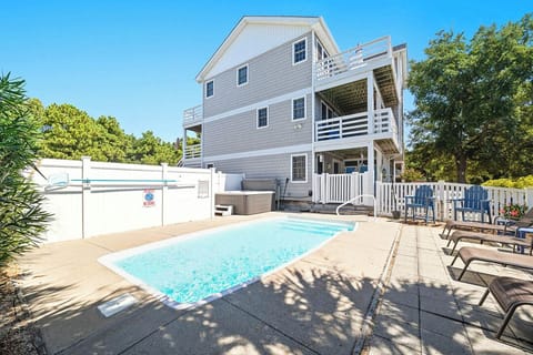 Rear Exterior of Loafing Around in Duck