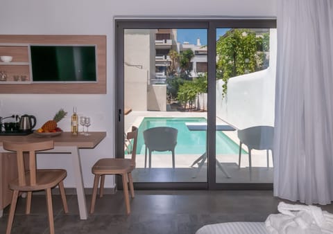 Junior Suite, Pool View | Minibar, in-room safe, desk, laptop workspace