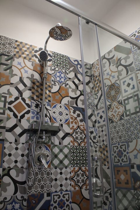 Standard Double Room | Bathroom shower