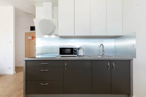 Fully equipped kitchenette.