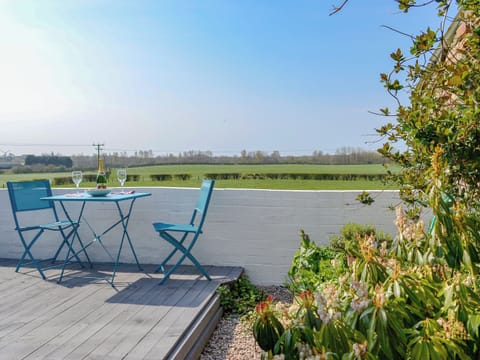 Delightful sitting out area | Honeysuckle Cottage, Dreghorn, near Irvine