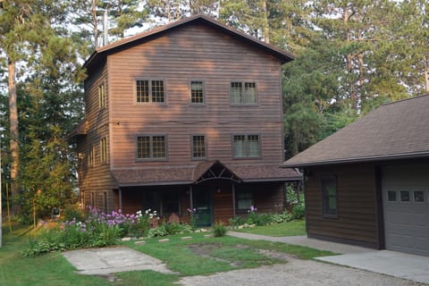 Welcome! Entrance from the road