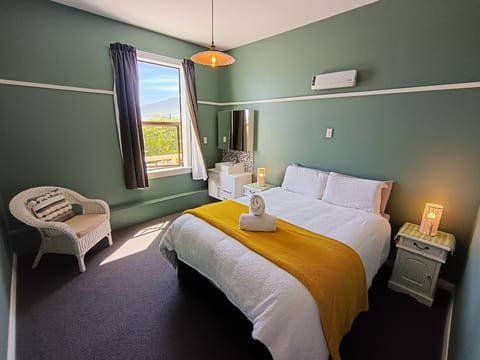 Double Room, 1 Queen Bed, Shared Bathroom | Premium bedding, WiFi (free), bed sheets