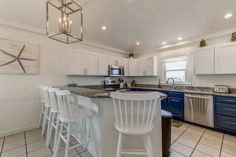 Top-Level Kitchen with Bar (seats 5)