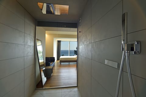 Superior Triple Room | Bathroom | Shower, rainfall showerhead, hair dryer, bidet