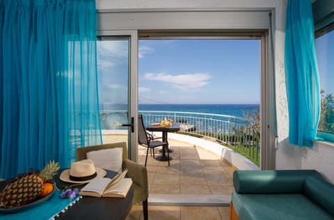 Family Villa, 1 Bedroom, Sea View (For 5) | 1 bedroom, in-room safe, individually decorated, desk