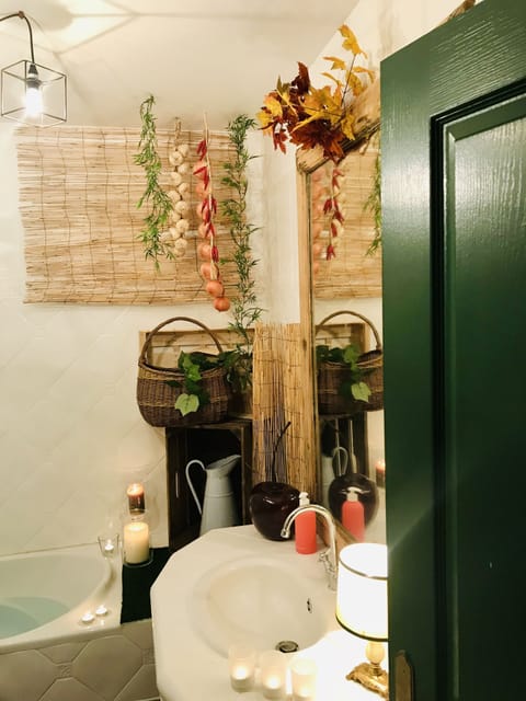 Standard Room | Bathroom | Free toiletries, hair dryer, towels