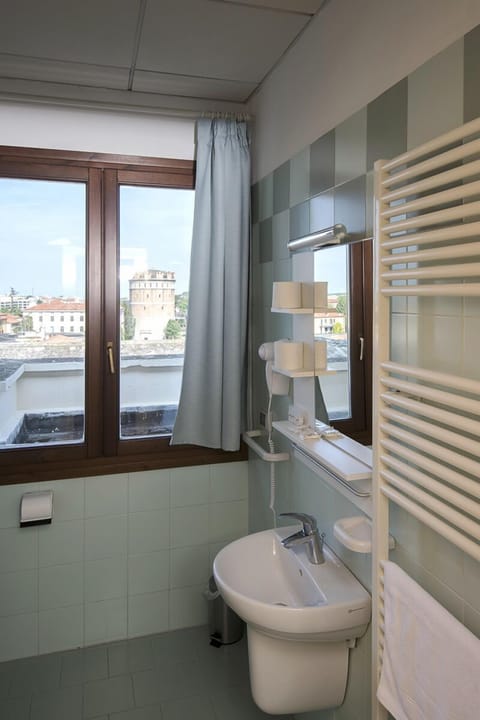 Quadruple Room | Bathroom | Shower, hair dryer, bidet, towels