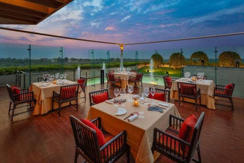 5 restaurants; breakfast, lunch, dinner, and brunch served