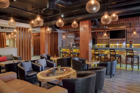 2 bars/lounges