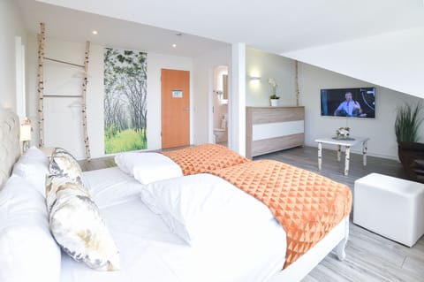 Standard Suite | Desk, blackout drapes, soundproofing, free WiFi