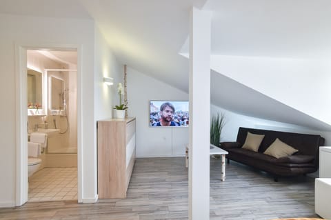 Standard Suite | Desk, blackout drapes, soundproofing, free WiFi