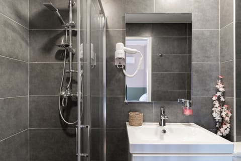 Comfort Double or Twin Room, City View | Bathroom | Shower, rainfall showerhead, free toiletries, hair dryer