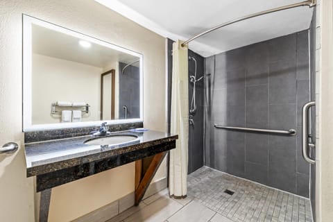 Room, 1 King Bed, Accessible, Non Smoking | Premium bedding, desk, laptop workspace, soundproofing