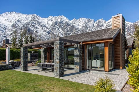 Sun Peaks Villa boasts long sunshine hours and is beautifully located at the foot of the Remarkables mountain range