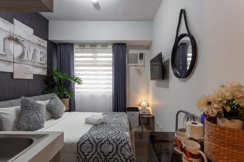 Basic Studio, City View | Premium bedding, desk, laptop workspace, blackout drapes