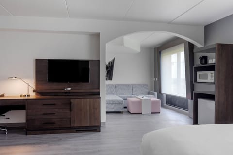 Deluxe Suite, 1 King Bed with Sofa bed, Non Smoking | Premium bedding, pillowtop beds, in-room safe, desk