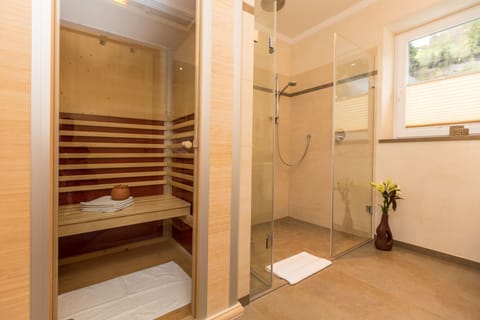 Superior Apartment, 2 Bedrooms, Non Smoking, Mountain View | Bathroom | Hair dryer, towels