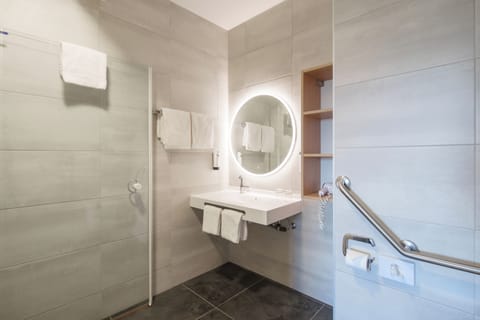 Standard Twin Room | Bathroom | Shower, rainfall showerhead, hair dryer, towels